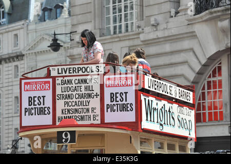 Regent Street, Londra, Regno Unito. Il 22 giugno 2014. Persone di esplorare il piano superiore di una sommità aperta al bus Bus cavalcata su Regent Street. Questo è un evento per celebrare l Anno dell'autobus, con 50 autobus da cavallo e alla più recente gli autobus utilizzati oggi a Londra. Credito: Matteo Chattle/Alamy Live News Foto Stock