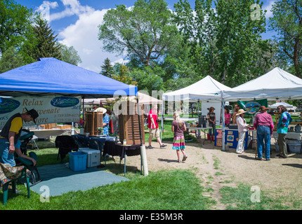 Ortofrutticoli freschi e di produrre presso gli agricoltori stagionali mercato nel piccolo paese di montagna di salida, Colorado, STATI UNITI D'AMERICA Foto Stock