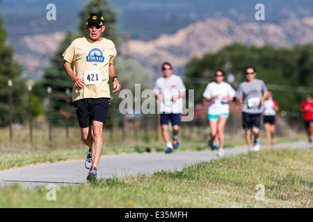 Guide di scorrimento in gara 5K e 10K piedi gare, Fibark annuale festival, Salida, Colorado, STATI UNITI D'AMERICA Foto Stock