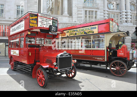 Regent Street, Londra, Regno Unito. Il 22 giugno 2014. Due sommità aperta autobus presso il Bus cavalcata su Regent Street. Questo è un evento per celebrare l Anno dell'autobus, con 50 autobus da cavallo e alla più recente gli autobus utilizzati oggi a Londra. Credito: Matteo Chattle/Alamy Live News Foto Stock