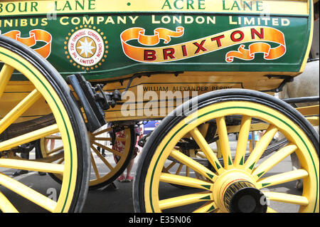 Regent Street, Londra, Regno Unito. Il 22 giugno 2014. Un cavallo disegnato con sommità aperta al bus Bus cavalcata su Regent Street. Questo è un evento per celebrare l Anno dell'autobus, con 50 autobus da cavallo e alla più recente gli autobus utilizzati oggi a Londra. Credito: Matteo Chattle/Alamy Live News Foto Stock