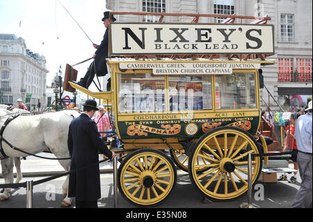 Regent Street, Londra, Regno Unito. Il 22 giugno 2014. Un cavallo disegnato con sommità aperta al bus Bus cavalcata su Regent Street. Questo è un evento per celebrare l Anno dell'autobus, con 50 autobus da cavallo e alla più recente gli autobus utilizzati oggi a Londra. Credito: Matteo Chattle/Alamy Live News Foto Stock