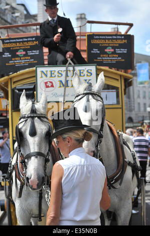 Regent Street, Londra, Regno Unito. Il 22 giugno 2014. Un cavallo disegnato con sommità aperta al bus Bus cavalcata su Regent Street. Questo è un evento per celebrare l Anno dell'autobus, con 50 autobus da cavallo e alla più recente gli autobus utilizzati oggi a Londra. Credito: Matteo Chattle/Alamy Live News Foto Stock