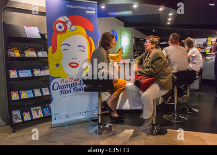 Parigi, Francia, due persone, Women Sharing Coffee, Inside Parisian Café, "le Balzac Cinema", cinema francese, hall Foto Stock