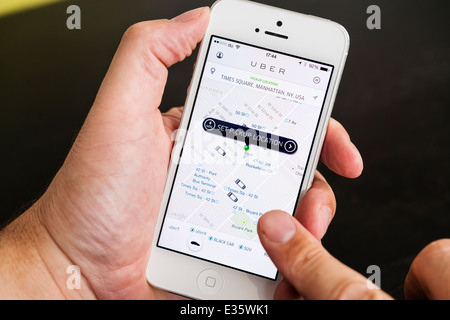 Dettaglio di Uber prenotazione taxi app che mostra i punti di prelevamento nella città di New York su iphone smart phone Foto Stock