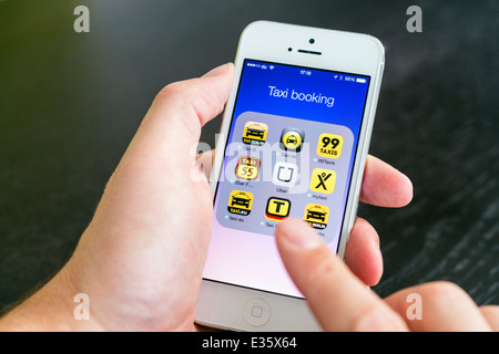 Dettaglio della schermata di iPhone con molte applicazioni mobile per la prenotazione di taxi Foto Stock