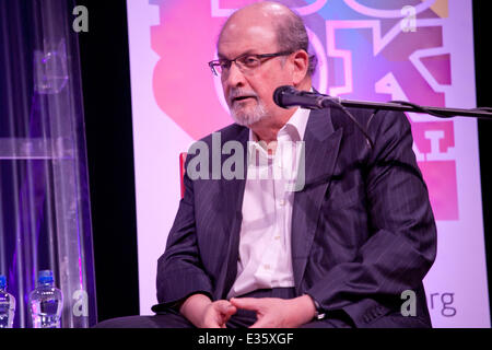 Dublino, Irlanda. Il 22 giugno, 2014. Scrittore Salman Rushdie discute il romanzo globale a Dalkey Book Festival, Dalkey Town Hall, Dalkey, Dublino, Irlanda. Domenica 22 giugno 2014. Credito: Doreen Kennedy/Alamy Live News Foto Stock