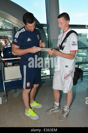 I deputati irlandesi del British & Irish Lions touch down presso l'aeroporto di Dublino con: Rob Kearney,ventilatore dove: Dublino, Irlanda W Foto Stock