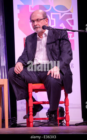 Dublino, Irlanda. Il 22 giugno, 2014. Scrittore Salman Rushdie discute il romanzo globale a Dalkey Book Festival, Dalkey Town Hall, Dalkey, Dublino, Irlanda. Domenica 22 giugno 2014. Credito: Doreen Kennedy/Alamy Live News Foto Stock