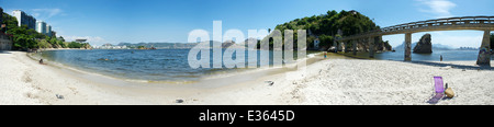 Spiaggia panoramica vista panorama sulla spiaggia di fronte a Ilha da Boa Viagem e Baia Guanabara in Niteroi Rio de Janeiro in Brasile Foto Stock