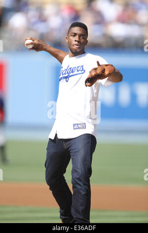 Attore Chadwick Boseman che ha giocato Jackie Robinson nel film '42' butta fuori il primo passo in corrispondenza dei Dodgers gioco. Dotato di: Chadwick Boseman dove: Los Angeles, CA, Stati Uniti quando: 13 Lug 2013 Foto Stock