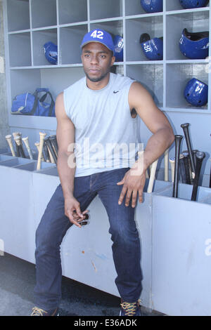 Attore Chadwick Boseman che ha giocato Jackie Robinson nel film '42' butta fuori il primo passo in corrispondenza dei Dodgers gioco. Dotato di: Chadwick Boseman dove: Los Angeles, CA, Stati Uniti quando: 13 Lug 2013 Foto Stock