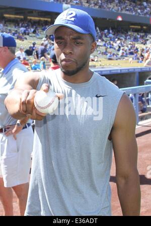 Attore Chadwick Boseman che ha giocato Jackie Robinson nel film '42' butta fuori il primo passo in corrispondenza dei Dodgers gioco. Dotato di: Chadwick Boseman dove: Los Angeles, CA, Stati Uniti quando: 13 Lug 2013 Foto Stock