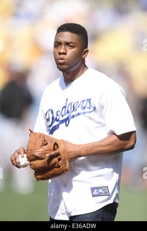 Attore Chadwick Boseman che ha giocato Jackie Robinson nel film '42' butta fuori il primo passo in corrispondenza dei Dodgers gioco. Dotato di: Chadwick Boseman dove: Los Angeles, CA, Stati Uniti quando: 13 Lug 2013 Foto Stock