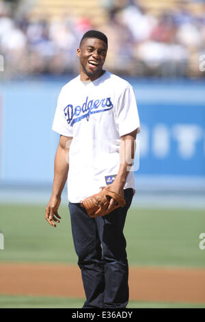 Attore Chadwick Boseman che ha giocato Jackie Robinson nel film '42' butta fuori il primo passo in corrispondenza dei Dodgers gioco. Dotato di: Chadwick Boseman dove: Los Angeles, CA, Stati Uniti quando: 13 Lug 2013 Foto Stock