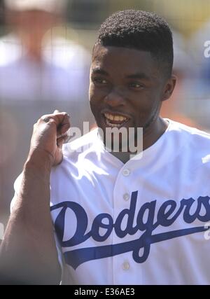 Attore Chadwick Boseman che ha giocato Jackie Robinson nel film '42' butta fuori il primo passo in corrispondenza dei Dodgers gioco. Dotato di: Chadwick Boseman dove: Los Angeles, CA, Stati Uniti quando: 13 Lug 2013 Foto Stock