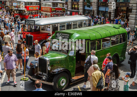 Vintage autobus su display, Londra Foto Stock