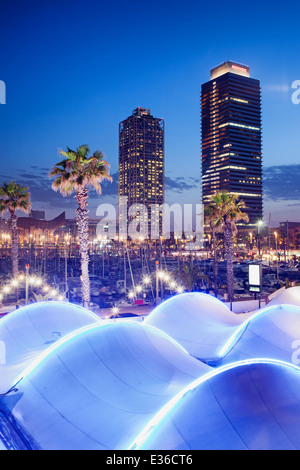 Port Olimpic di notte nella città di Barcellona in Catalogna, Spagna. Foto Stock