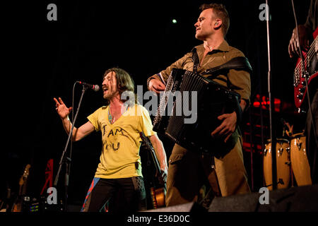 Sesto San Giovanni, Milano, Italia. Il 21 giugno 2014. La American gypsy punk band Gogol Bordello suona dal vivo al carroponte durante il "Pura Vida cospirazione Tour' Credito: Rodolfo Sassano/Alamy Live News Foto Stock
