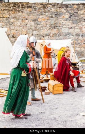 Gli attori in costume di eseguire un storico medievale rievocazione, Conway il Galles del nord della Gran Bretagna Foto Stock