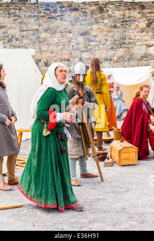 Gli attori in costume di eseguire un storico medievale rievocazione, Conway il Galles del nord della Gran Bretagna Foto Stock