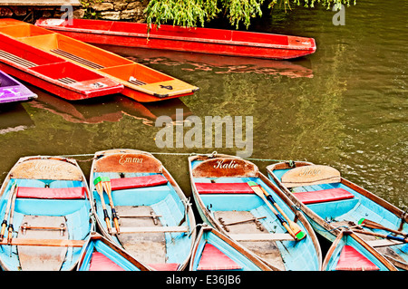 Sterline sul fiume Cherwell vicino Magdalen Bridge in Oxford; Boote nahe Magdalen Brücke, Oxford Foto Stock