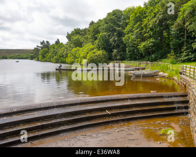 I pescatori la pesca di trote al Lockwood Beck serbatoio pesca in North Yorkshire England Regno Unito Foto Stock