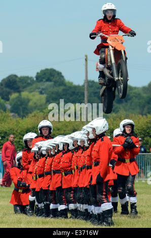 Team espositore motociclistico IMPS. Team di acrobazie motociclistiche di giovani bambini, un'organizzazione che educa i giovani attraverso un programma di attività disciplinato, dinamico e impegnativo. Salta acrobazie Foto Stock