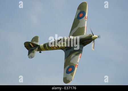 Hawker Hurricane IIB aereo da combattimento della seconda guerra mondiale in volo ad un'esibizione aerea del giorno delle forze armate. Foto Stock