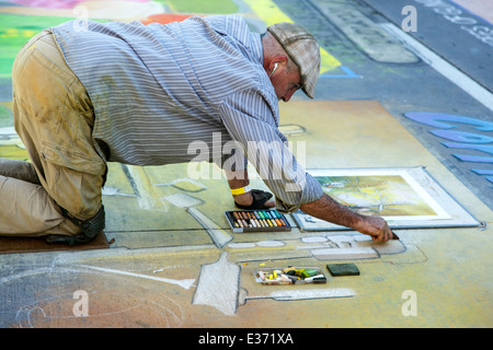 Artista che lavora su chalk pezzo di arte, Chalk Art Festival, Larimer Square, Denver, Colorado, STATI UNITI D'AMERICA Foto Stock