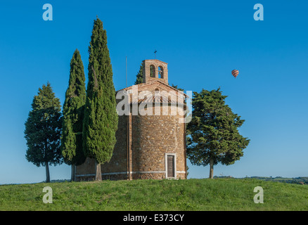 Scenic vista toscano, la Cappella della Madonna di Vitaleta Foto Stock