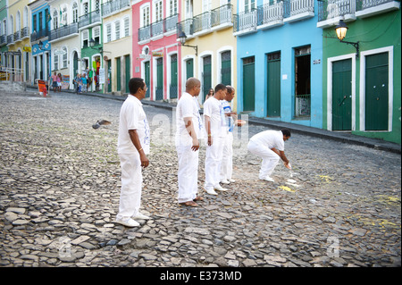 SALVADOR, Brasile - 13 ottobre 2013: un gruppo di uomini che indossano white eseguire una cerimonia religiosa in una piazza di Pelourinho. Foto Stock