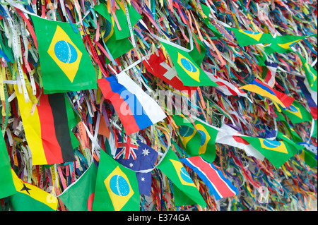 Brasiliani e internazionali di bandiere su una parete di wish nastri Chiesa Igrega Nosso Senhor do Bonfim Salvador Bahia Brasile Foto Stock