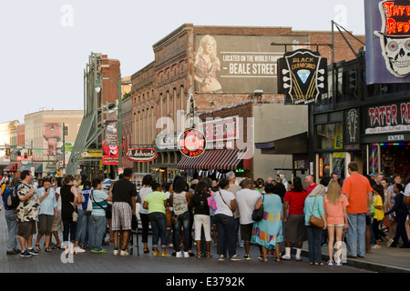 Persone in piedi su Beale Street a Memphis, TN Foto Stock
