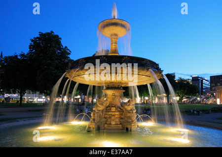 Fontana nella Piazza del Palazzo (Schlossplatz) a Stoccarda, Baden-Wuerttemberg, Germania Foto Stock