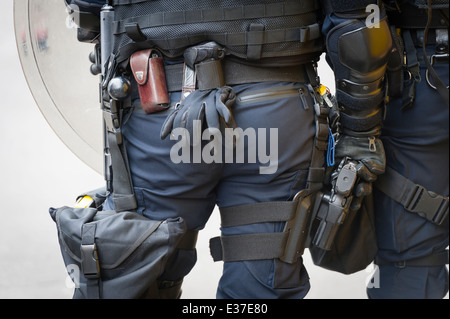 Attrezzature collegate alla parte posteriore di un elemento di un esercito svizzero della squadra di polizia distribuito a una protesta rally. Foto Stock