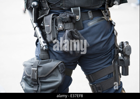 Attrezzature collegate alla parte posteriore di un elemento di un esercito svizzero della squadra di polizia distribuito a una protesta rally. Foto Stock