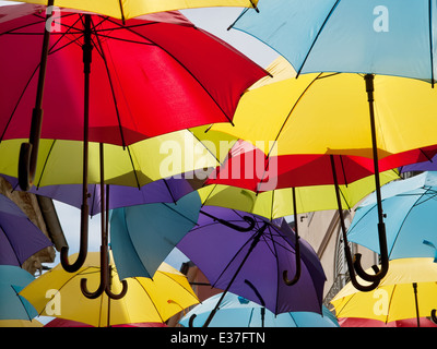 Un sacco di aprire ombrelloni multicolori, decorazione di strada Foto Stock