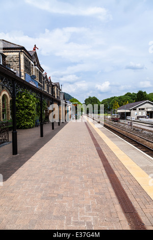 Bassa angeled vista di Betws-y-Coed stazione ferroviaria, il Galles del Nord Foto Stock