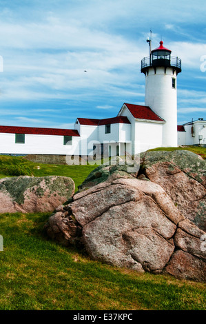 Terreni rocciosi della punta orientale torre faro in Gloucester, Massachusetts. Foto Stock