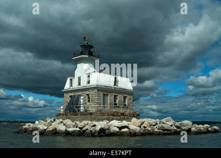 Sun si rompe attraverso le nuvole nel Connecticut Penfield Reef faro. Essa è considerata infestata da un guardiano che annegato nelle vicinanze. Foto Stock