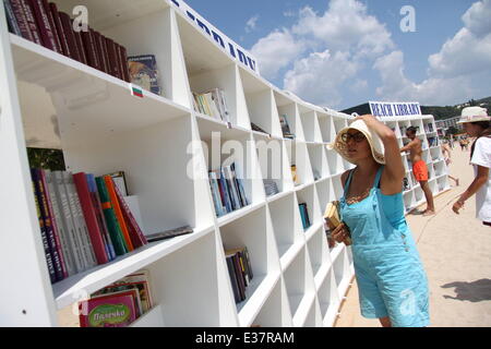 La Bulgaria apre la sua prima libreria di spiaggia di Albena Resort. Sui suoi scaffali sono oltre 2500 volumi in più di 10 lingue. La libreria è completamente gratuito e i titoli sono selezionati con cura per tutti i gusti - mondo classici, thriller, misteri, romant Foto Stock