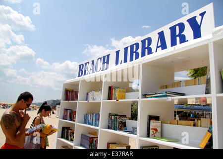 La Bulgaria apre la sua prima libreria di spiaggia di Albena Resort. Sui suoi scaffali sono oltre 2500 volumi in più di 10 lingue. La libreria è completamente gratuito e i titoli sono selezionati con cura per tutti i gusti - mondo classici, thriller, misteri, romant Foto Stock