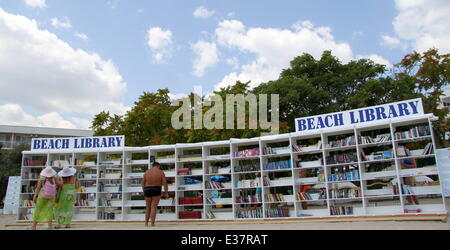 La Bulgaria apre la sua prima libreria di spiaggia di Albena Resort. Sui suoi scaffali sono oltre 2500 volumi in più di 10 lingue. La libreria è completamente gratuito e i titoli sono selezionati con cura per tutti i gusti - mondo classici, thriller, misteri, romant Foto Stock