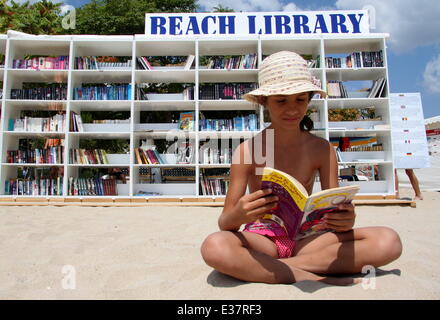 La Bulgaria apre la sua prima libreria di spiaggia di Albena Resort. Sui suoi scaffali sono oltre 2500 volumi in più di 10 lingue. La libreria è completamente gratuito e i titoli sono selezionati con cura per tutti i gusti - mondo classici, thriller, misteri, romant Foto Stock