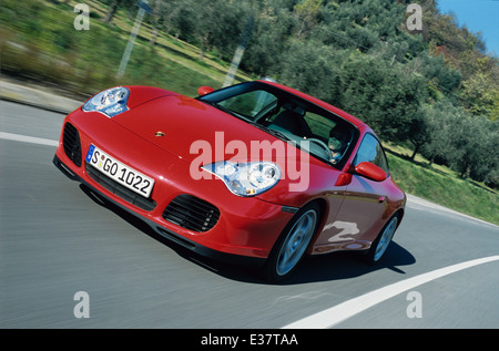 Porsche 911 Carrera 4S - Modello 996 - 2001 in rosso - anteriore a tre quarti visualizzare la guida Foto Stock