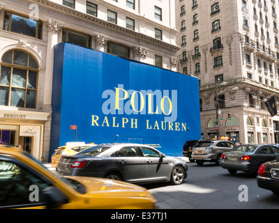 Prossima apertura di una segnaletica di annuncio, costruzione di rivestimento, Ralph Lauren Polo Retail Store, NYC, STATI UNITI D'AMERICA Foto Stock
