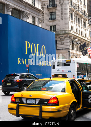 Prossima apertura di una segnaletica di annuncio, costruzione di rivestimento, Ralph Lauren Polo Retail Store, NYC, STATI UNITI D'AMERICA Foto Stock