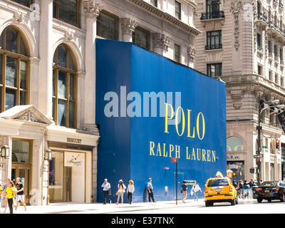 Prossima apertura di una segnaletica di annuncio, costruzione di rivestimento, Ralph Lauren Polo Retail Store, NYC, STATI UNITI D'AMERICA Foto Stock