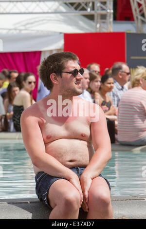 Londra, UK, 22 giugno 2014,bruciata dal sole a West End Live in Trafalgar Square Londo Credito: Keith Larby/Alamy Live News Foto Stock